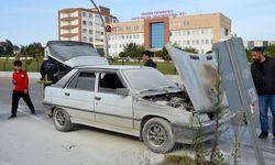 Seyir halindeki otomobil alev aldı