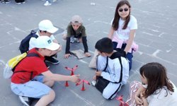 Robot yarışmasında sanat stantları