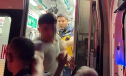 Ambulanstan fırlayıp gazeteciyi kovaladı!