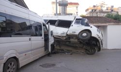 Antalya'da tarım işçisi servisleri çarpıştı