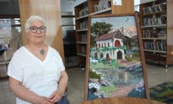 Kırık camlarla resim tablosu yapıyor
