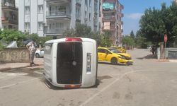 Ticari araç kazada yan yattı