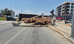 Kepez'de kamyonun devrilme anı kamerada
