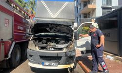 Kamyonun motorunda çıkan yangın panik yarattı