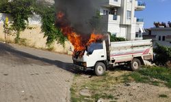 Park halindeki kamyonet alev aldı
