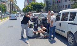 Elektrikli otomobille motosiklet çarpıştı