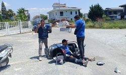 Kaza yapan mesai arkadaşını güneşlik ile korudular