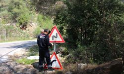 Kemer'de trafik levhaları yenileniyor
