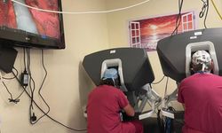 Türk cerrahtan İngiltere'de robotik canlı ameliyat