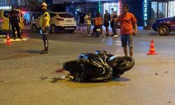Hafif ticari araç ile motosiklet çarpıştı
