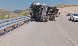 Devrilen TIR'ın sürücüsü yaralandı