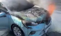 Seyir halindeki otomobil alev aldı