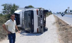 Manavgat'ta kamyon şarampole devrildi