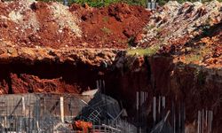 Muratpaşa'da göçük: 2 kişi toprak altında kaldı