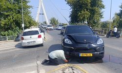 Manavgat'ta iki otomobil köprüde çarpıştı