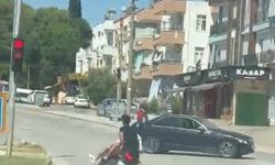 Motosikletlinin tehlikeli hareketleri kaza ile sonlandı