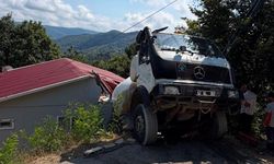 Beton mikseri evin çatısına düştü