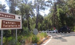 Phaselis'e girişte yine kuyruk çilesi