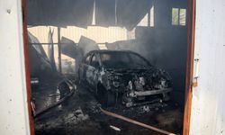 Depo yangınında içindeki araba küle döndü