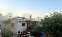 Yangında ev ve saman balyaları kül oldu