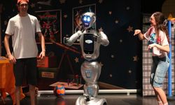 Antalya'da yapay zeka destekli robot sahnede