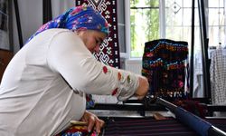 Heybe yaparak dört çocuk okuttu