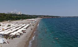 Tatilciler denizde serinledi
