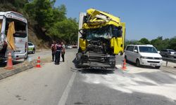 Kemer'de midibüs ile TIR çarpıştı: 11 yaralı