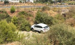 Antalya'da otomobil dereye uçtu