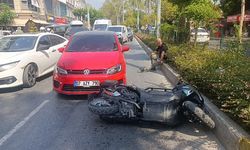 Manavgat'ta otomobil motosiklete çarptı