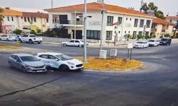 Manavgat'ta kavşakta iki otomobil çarpıştı