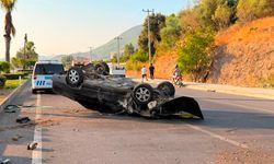 Takla atan otomobil palmiye ağacına çarptı