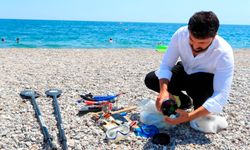 Denizden servet çıkartıyor