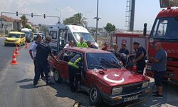 Manavgat'ta iki otomobil çarpıştı