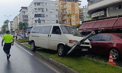 Kamyonet tabelaya çarparak durabildi