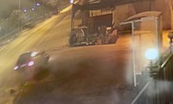 Antalya'da otomobil iş yerine daldı
