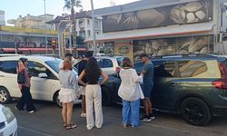 Manavgat'ta otomobil karşı şeride geçip iki araca çarptı