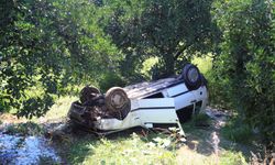 Antalya'da otomobil bahçeye uçtu