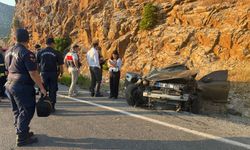 Akseki'de otomobil hurdaya döndü: 1 ölü, 2 yaralı