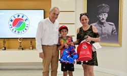 Kepez Belediyesi'nden Emirhan'a paten sürprizi