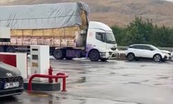 Döşemealtı'da TIR devrildi araçlar mora döndü