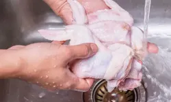 Çiğ tavuğu yıkamayın! Bakterileri mutfağa yayıyor