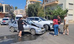 Serik'te otomobiller çarpıştı