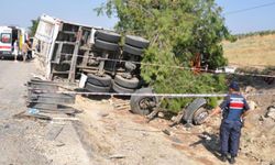 Yolcu otobüsü kamyona çarptı: 1 ölü, 7 yaralı