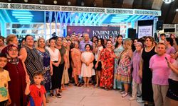Kocagöz, kadınların matine coşkusuna ortak oldu