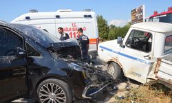 Serik'te minibüs ile kamyonet çarpıştı