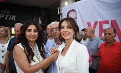 Yeni Parti'de yeni üyelere rozetleri takıldı
