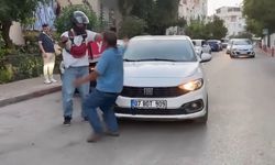 Motokurye ve otomobil sürücüsü birbirine girdi