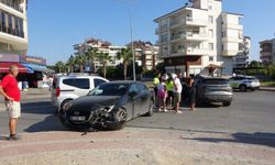 Yolun ortasında duran araç kazaya neden oldu