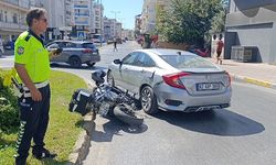 Motosiklet ile otomobil çarpıştı